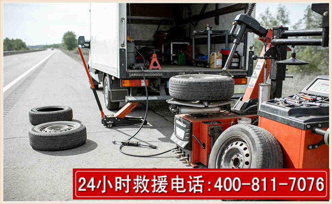 高速行驶车辆突发爆胎正确驾驶技巧与正规救援办法